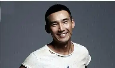 深蓝色的短t,修剪得干练帅气的板寸头发型,一款充满潮感的男生气质