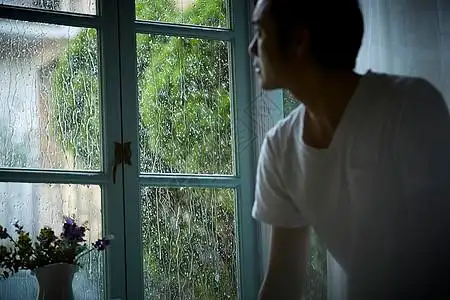 从窗户看下雨天背景