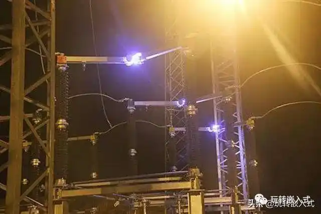 瞬间产生电火花,致使周围的空气自持导电,所以在电弧发生期间两个触点