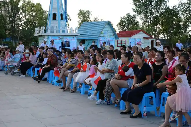 台下观众热情不减,更加期待接下来的精彩表演