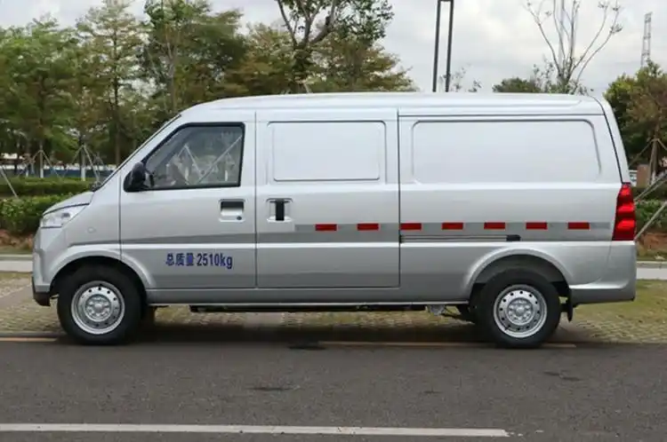 比亚迪v3面包车,续航里程330公里,拉货能手