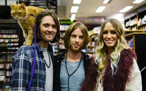 詹姆斯,鲍勃和演员卢克·崔德威(中)的合影