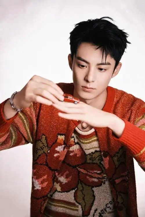 王鹤棣石榴开衫帅爆了好吗什么风格都能轻松驾驭的帅哥我超爱