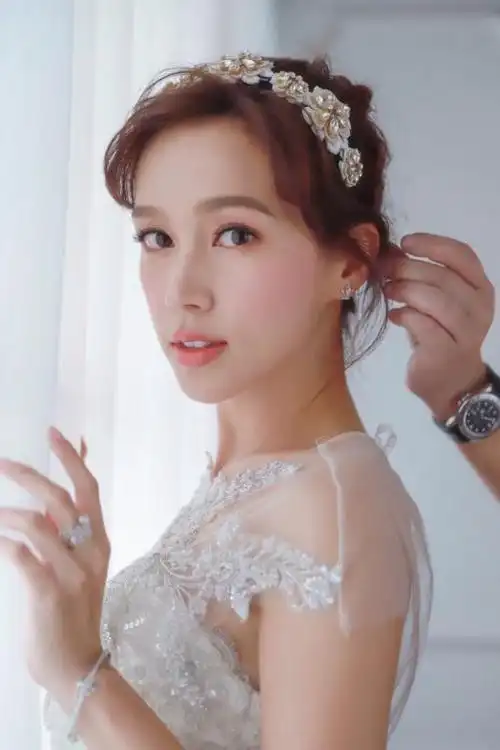 傅嘉莉带自制头箍为杂志拍婚照