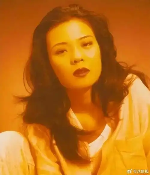 巅峰时并肩那英王菲,掌掴好色老板却被封杀,28岁坠楼身亡