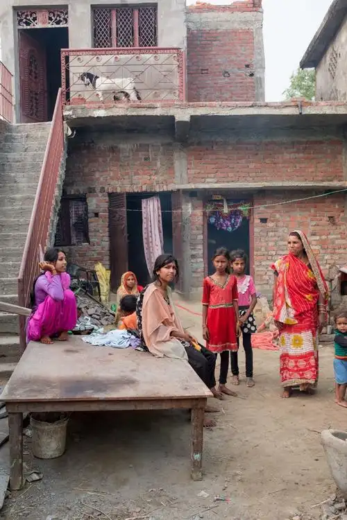 尼泊尔乡村实拍:很多小孩没有鞋穿,很多家庭住在没门窗的茅草屋_村子