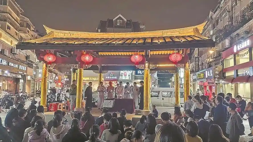 吴昇久(左)和沈鹤云在表演相声.沈鹤云和徐昇发同台表演相声.