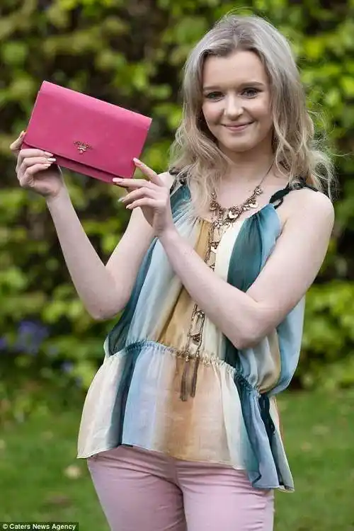 英国女孩仅靠陪人吃饭就能挣钱,如今已为自己买了房!