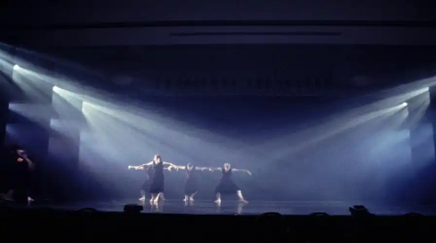 侧光是在剧场楼上观众席两翼所装设的部分灯具,主要作用是从舞台的