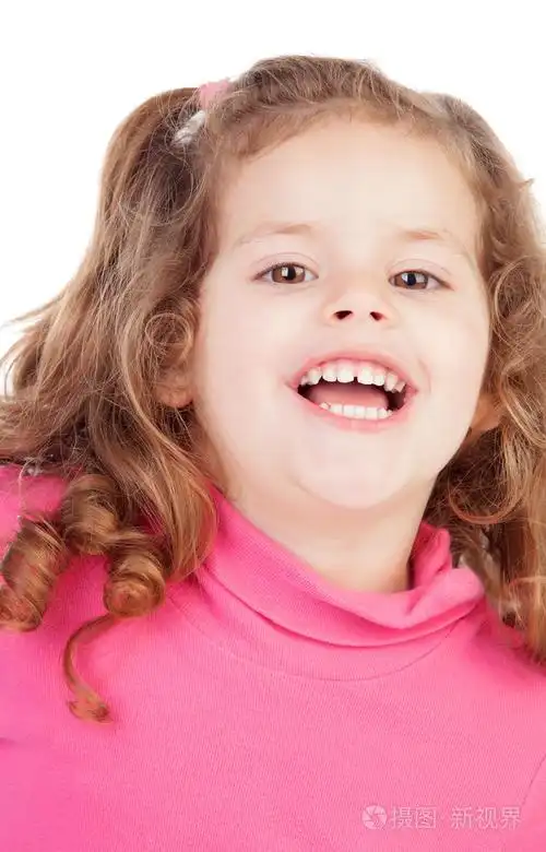 小女孩在粉红色大声笑出来