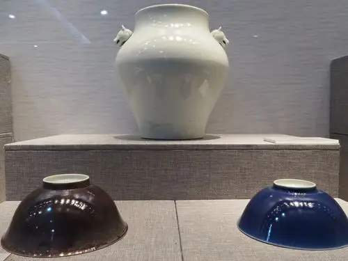 唐山博物馆清东陵文物展之乾隆款白釉兽耳罐