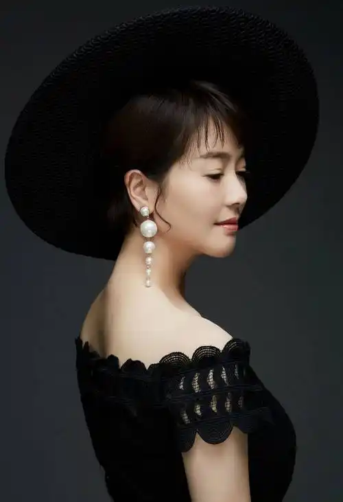 美貌不输陈红,出道25年绯闻不断,嫁大20多岁育一女老公生活幸福