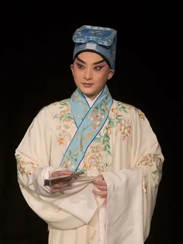 本科毕业于 a target="_blank" href="/item/中国戏曲学院/306908"