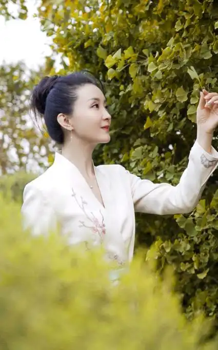 王艳晒儿子庆母亲节球球从胖墩逆袭成帅哥16岁身高近一米八