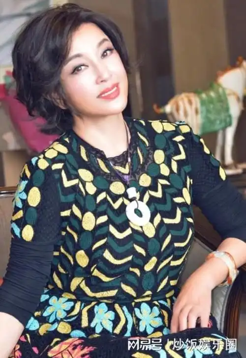 74岁刘晓庆晒生图认不出穿衣搭配时尚大气皮肤白嫩似18岁少女