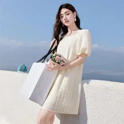 我将为你们带来简约又清爽的时尚搭配建议,让你们在夏季中散发出