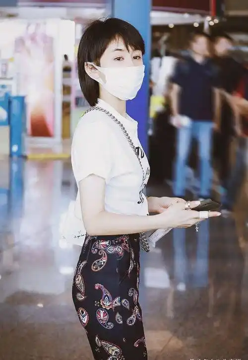 王子文穿衣打扮真"豪放",穿银白色套装简约大气,大秀曼妙身姿_身材