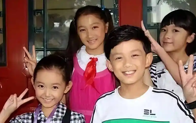 原来他们早就认识_吴磊_小时候_何炅