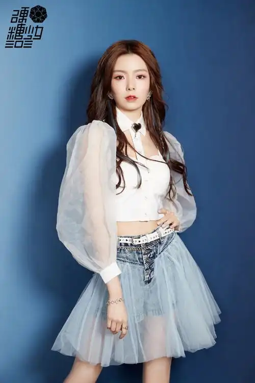 简介:硬糖少女303牛仔套装酷飒写真图片,分享一组硬糖少女303图片给