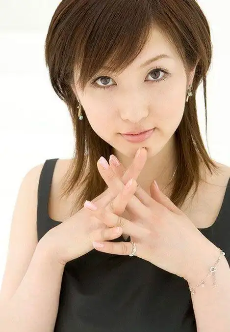 最近在网络上传得沸沸洋洋的京城第一名妓梁海玲的照片,其实就是写真