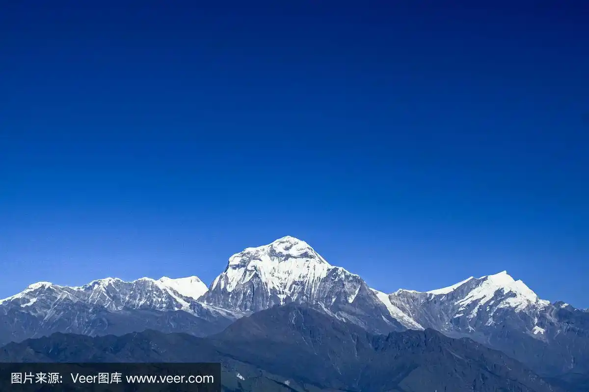 美丽而神奇的雪山与蓝天