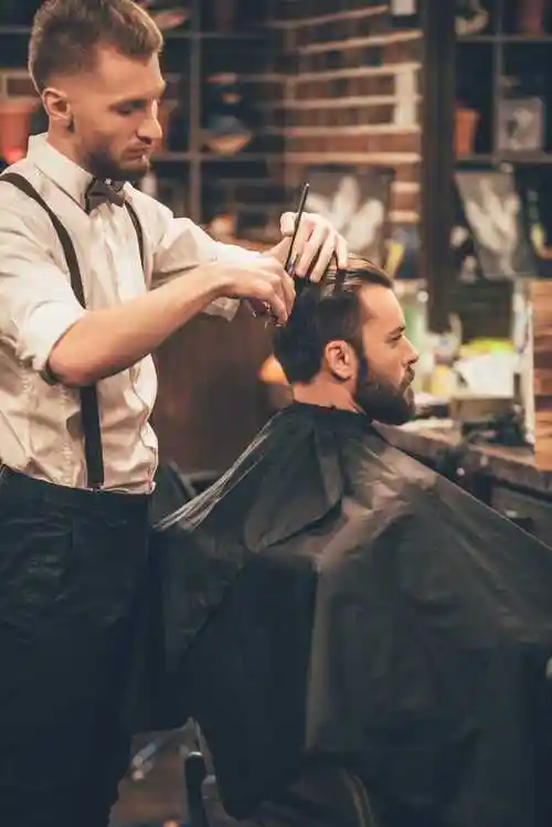 理发师在为男子剪头发
