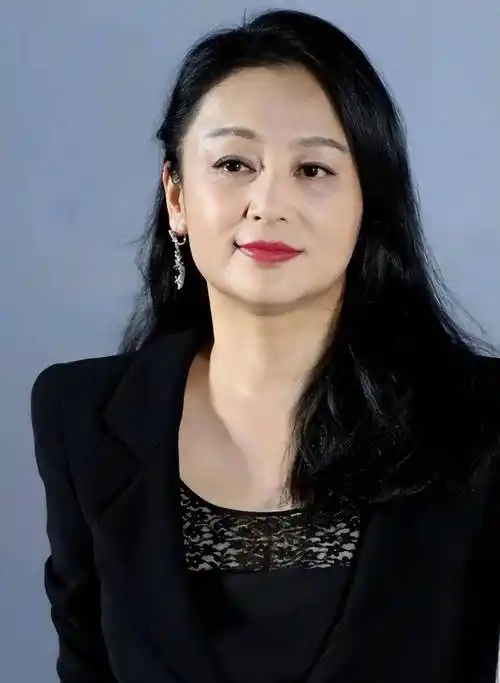 饰演最美貂蝉,被评为大陆第一美人,嫁大16岁导演,55岁依然美丽_陈红