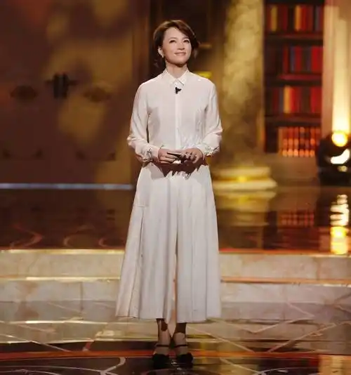 原创董卿的身材竟这么好走在红毯上别有一番气质工作人员眼神亮了