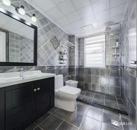 写美篇卫生间瓷砖颜色搭配的几个建议: 1,同一个空间内瓷砖颜色和