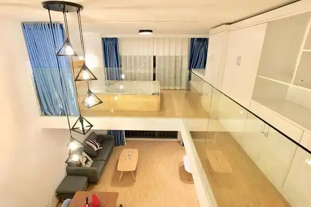 loft的本意是"阁楼",现在所说的"loft",一般是指层高比较高的公寓.