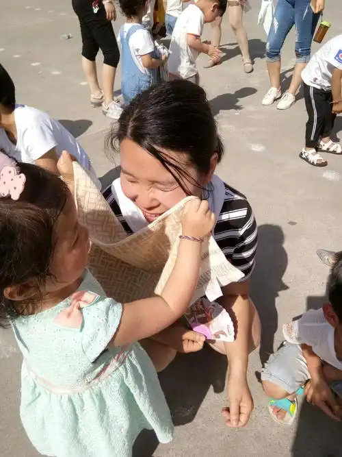 宝贝拿起毛巾帮妈妈擦擦汗