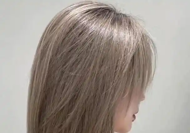 香槟灰漂头发因为香槟灰是一种浅色系的发色,香槟灰是冷色调,会很显白