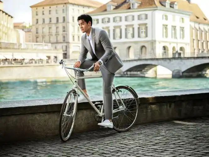 浪琴表优雅形象大使@彭于晏佩戴全新#浪琴康卡斯#系列悦动腕表,漫步