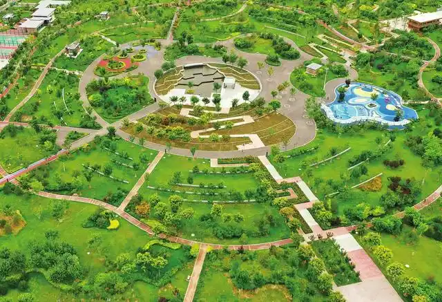 8月27日,俯瞰省城摄乐公园,好似一幅太极八卦图,优美的线条勾勒出太原