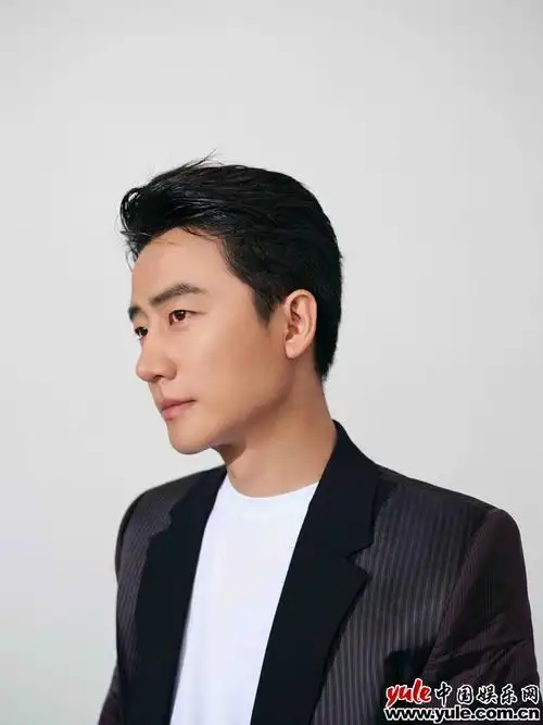 黄轩花絮大片曝光 侧颜杀一展单眼皮男生温度和魅力 - 中国娱乐网