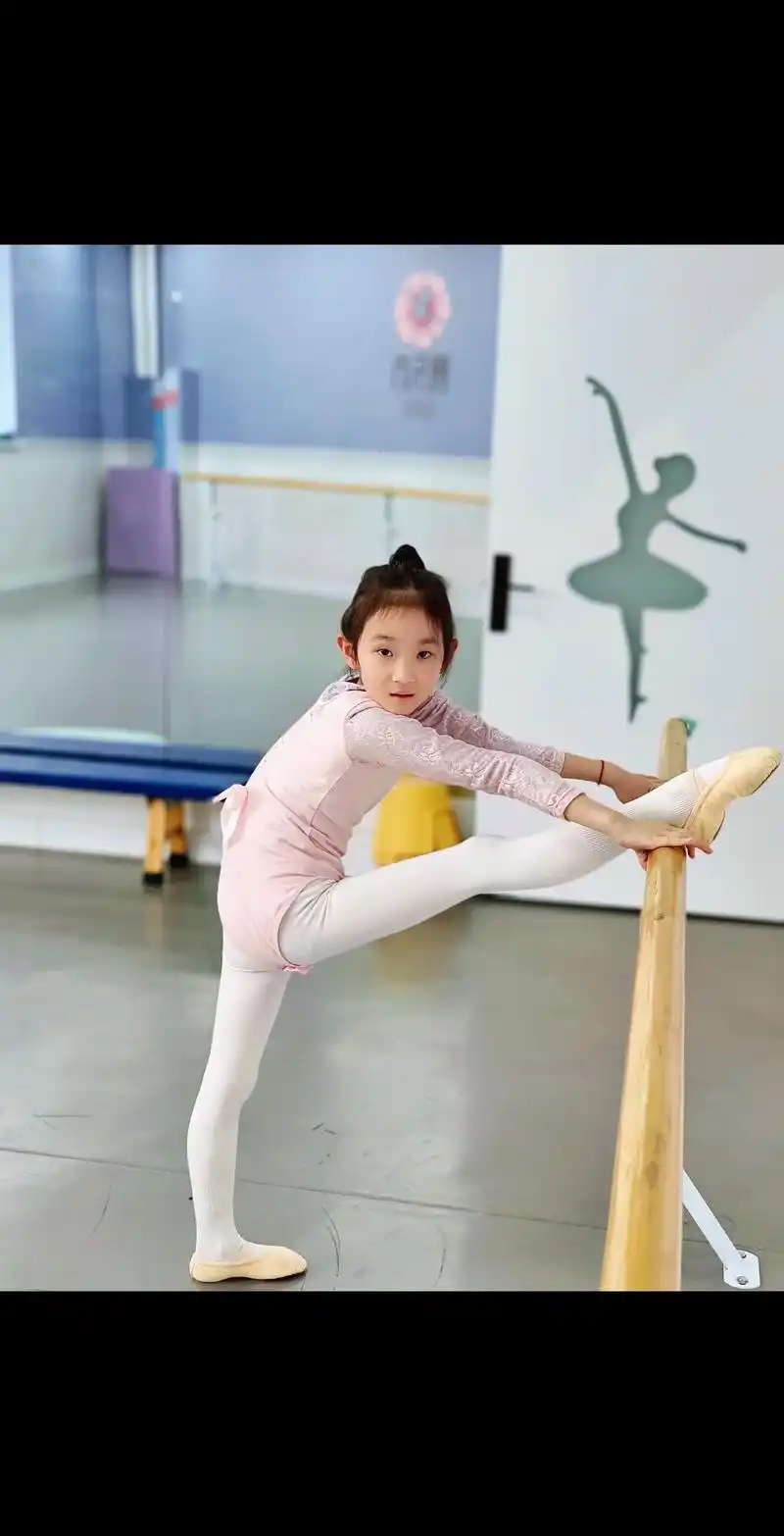 舞蹈基本功练习 #舞蹈课堂随拍 #我的女孩9799 加油 - 抖音