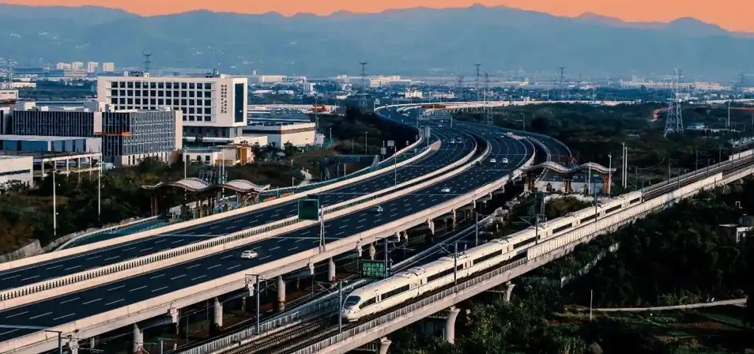 01天府新区与世界 近在咫尺天府新区四向拓展,通江达海的高铁枢纽格局