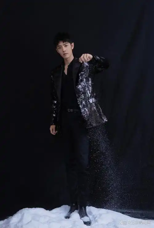 张艺兴亮片重工西装帅气有型,六位男星身着亮片西装让人移不开眼