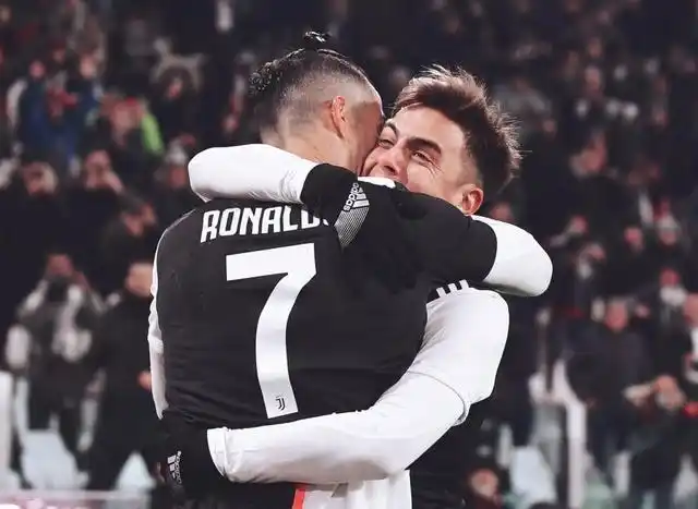 画面太辣眼!迪巴拉助攻c罗庆祝动作有点尬,看台上球迷眼神亮了