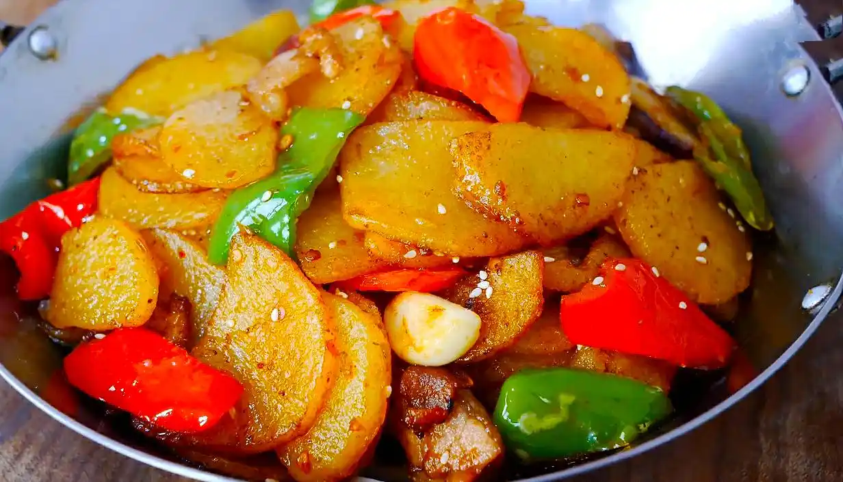 干锅土豆片很多人第一步就做错了,大厨教你几招,出锅后太香了