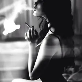 qq头像女生伤感霸气黑白抽烟 霸气头像图片大全 -【爱个性】