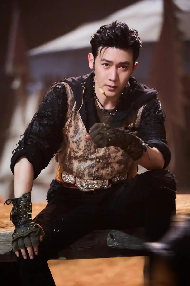 陆毅为什么不会显得油腻呢?因为他从不刻意装帅,而是真正的帅气.