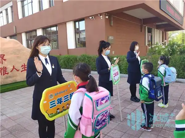 哈尔滨新区花园小学学子开始陆续进入校园