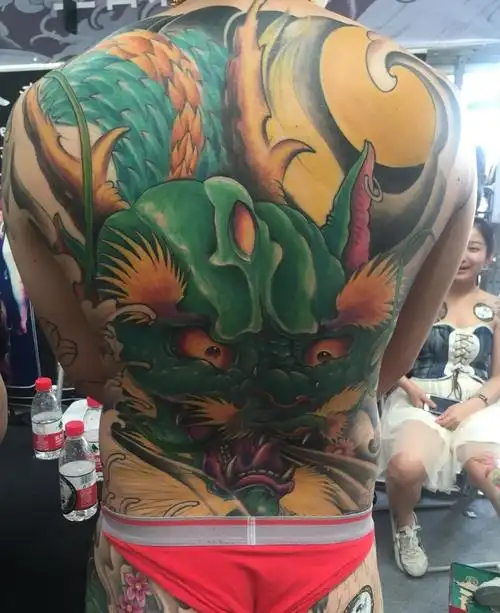 满背彩色大邪龙纹身图案帅气十足