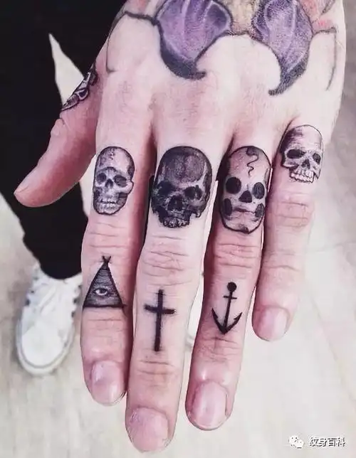 手指纹身这么纹,可真够霸气