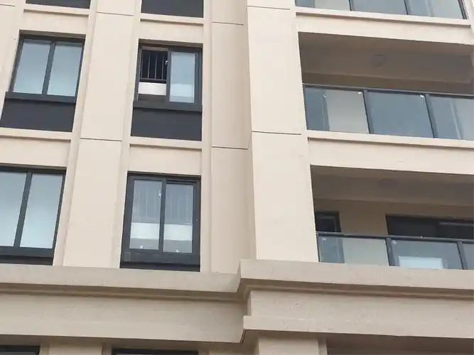 阳台部位构造柱顶部起鼓,开裂;c.楼梯间处外墙黑色涂