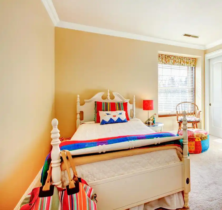 舒适的年轻成人卧室