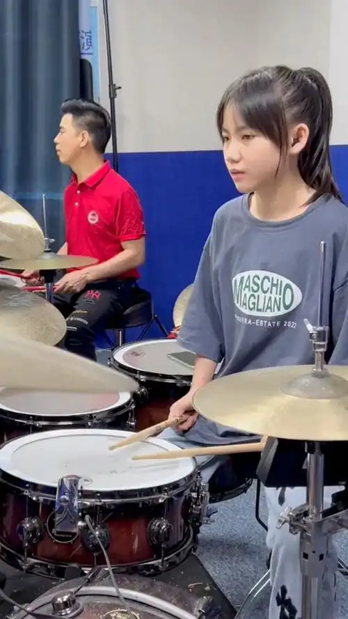 小鼓手妞妞架子鼓演奏中国人民解放军军歌