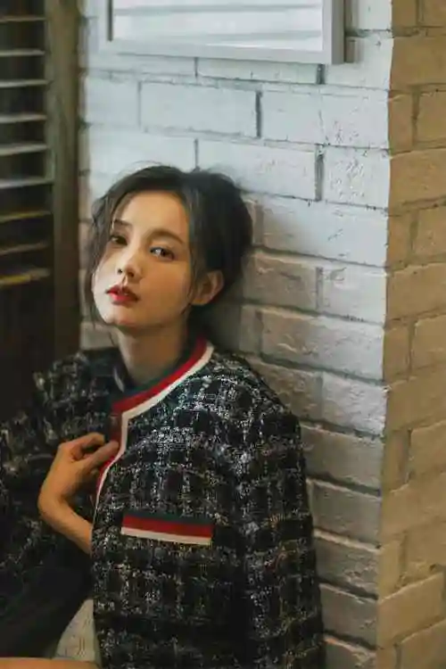 李一桐最新街拍 展露质感先行的高级时尚