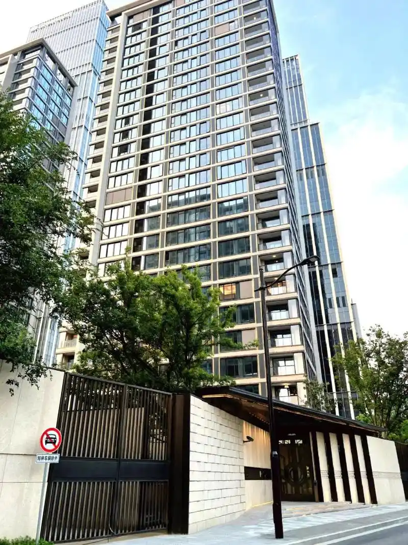 绿地海珀外滩|全新256四房|降价急售.今天给大家分享一套, - 抖音